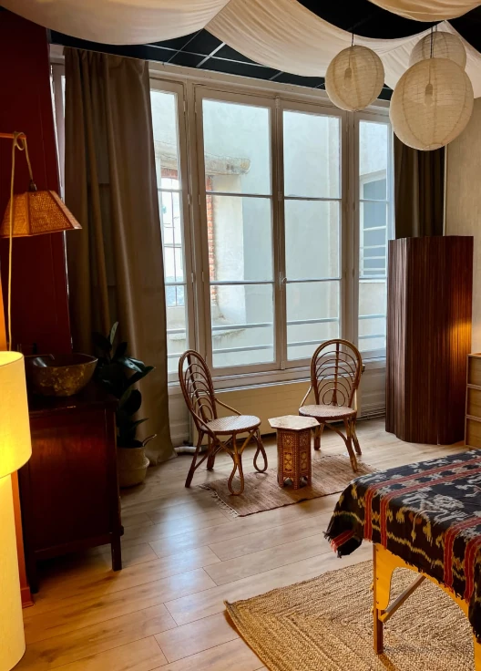Le cabinet du Surya Studio à Rennes, avec ses fauteuils et sa lumière naturelle